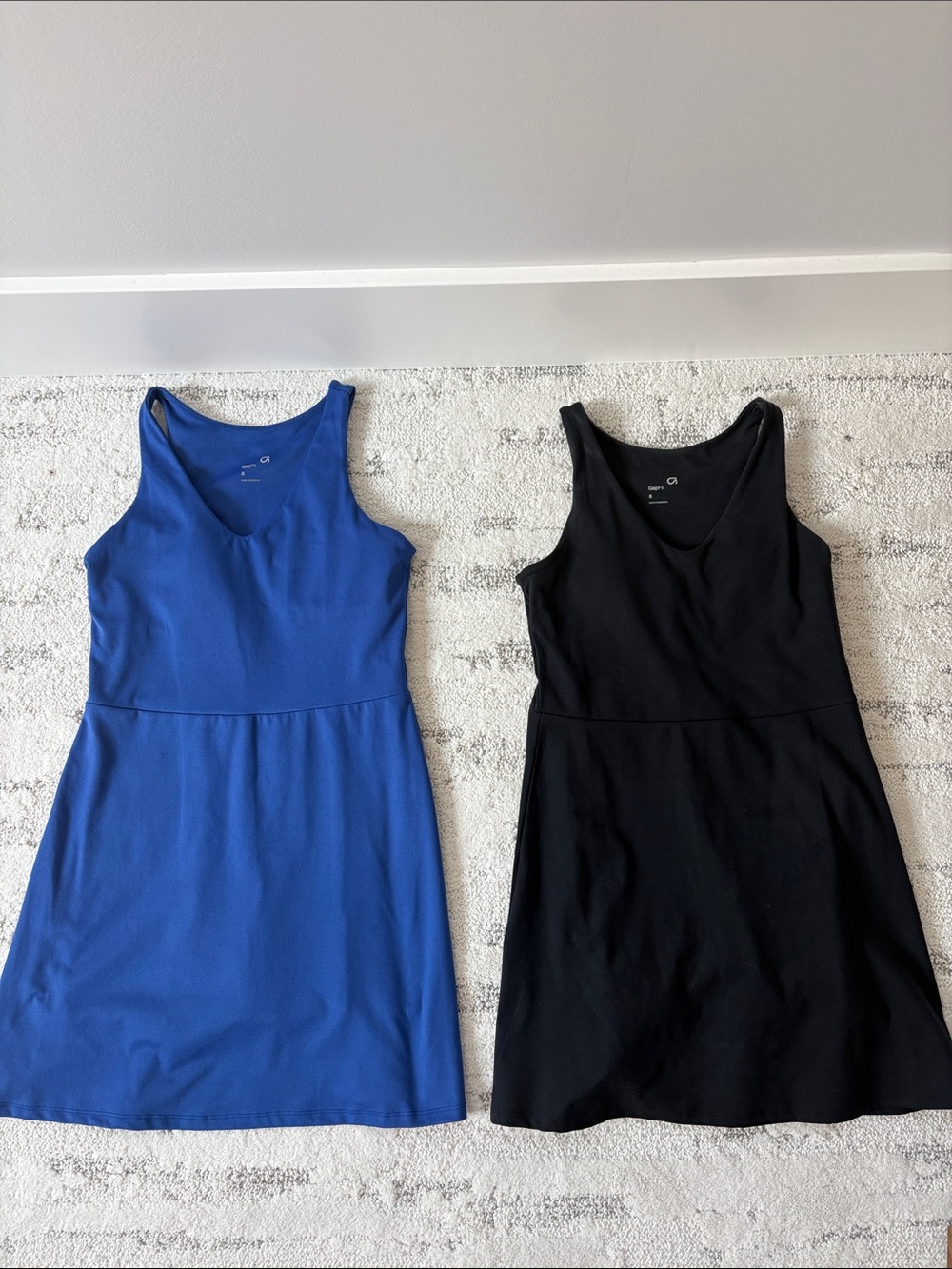 2 GAP V-Neck athletic Dress tank tops — Blue & Black